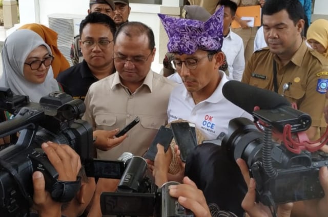 Sandiaga Uno pendiri Program Ok Oce didampingi Gubernur Bangka belitung, Erzaldi Rosman. Usai menghadiri seminar UMKM. (Ist)