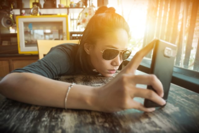 Ilustrasi arti stalking dalam bahasa gaul. Foto: Shutterstock
