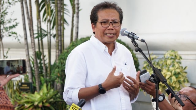 Komisaris Utama Adhi Karya Fadjroel Rahman memberikan keterangan pers usai bertemu Jokowi. Foto: Kevin Kurnianto/kumparan