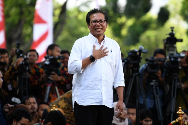 Fadjroel Rachman meninggalkan Kompleks Istana Kepresidenan, Jakarta. Foto: ANTARA FOTO/Wahyu Putro A