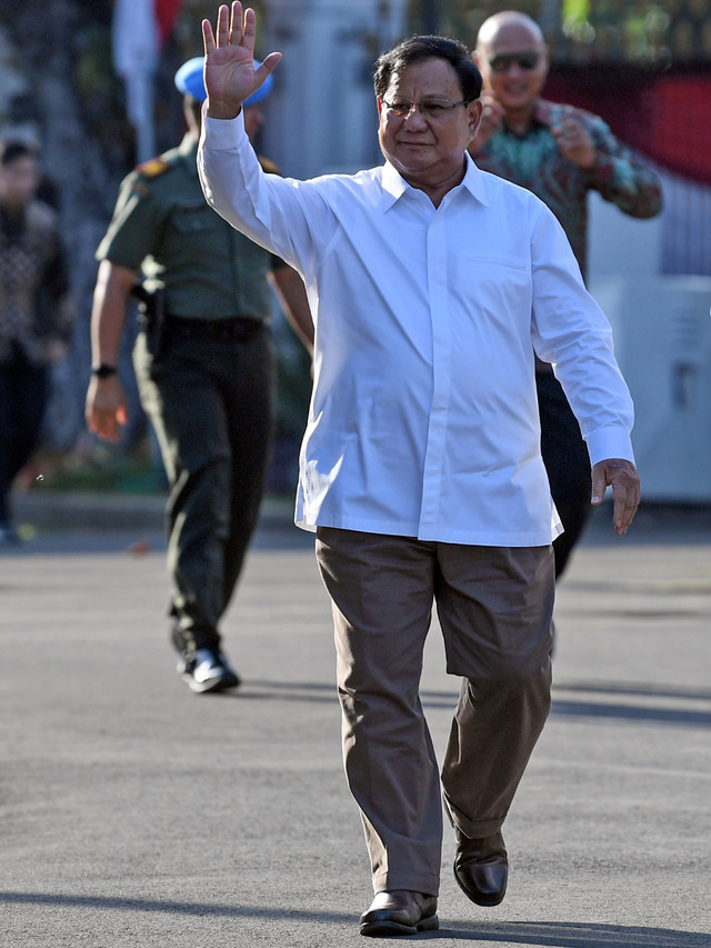 Prabowo Subianto melambaikan tangan saat tiba di Istana Kepresidenan, Jakarta. Foto: ANTARA FOTO/Wahyu Putro A