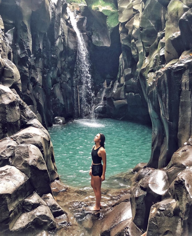 Angela Gilsha menyambangi Curug Cikuluwung (portrait) Foto: Instagram/angelagilsha