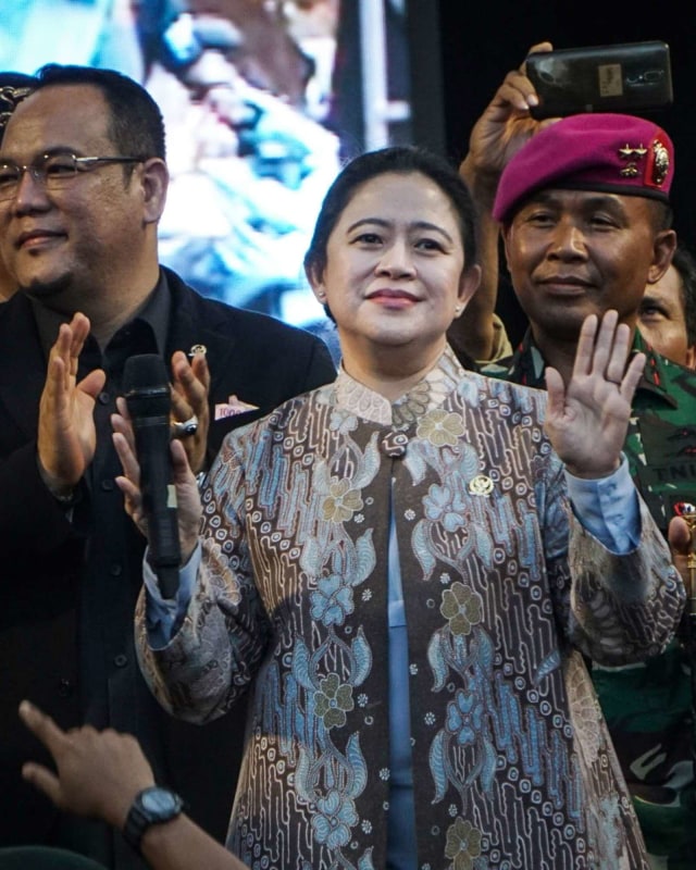 Ketua Dewan Perwakilan Rakyat, Puan Maharani, bernyanyi bersama TNI di kawasan Parlemen RI, Jakarta, Senin (21/10/2019). Foto: Jamal Ramadhan/kumparan