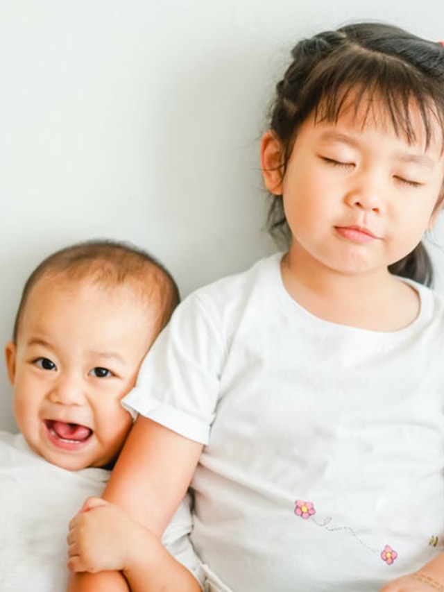 Ilustrasi kakak dan adik. Foto: Shutterstock