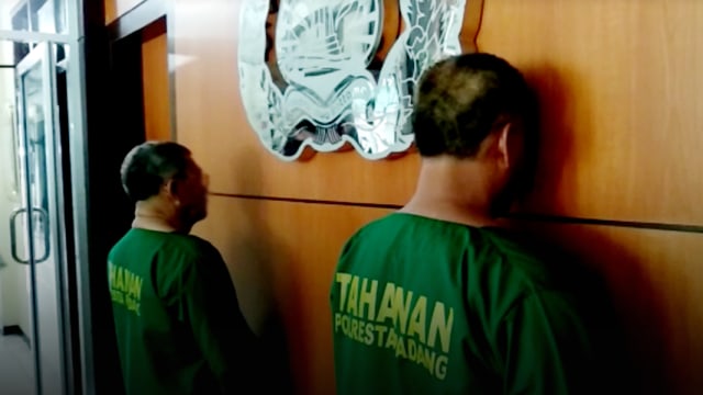 Kedua pelaku berada di Mapolresta Padang dan telah menggunakan baju tahanan (Foto: Irwanda/Langkan.id)