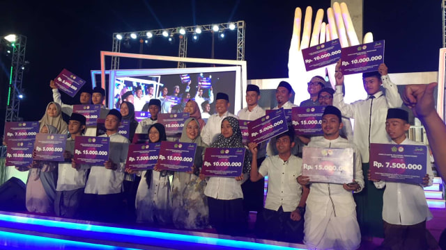 Habib Jindan Bin Salim Novel Jindan memberi tausyah pada Malam Puncak Peringatan Hari Santri 2019 di Lapangan Benteng, Senin (21/10). Foto: Andesta Herli Wijaya/kumparan