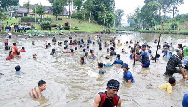 Lomba bekarang alias menangkap ikan di Tanjabtim. Foto: humas.