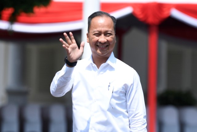 Politisi partai Golkar yang juga mantan Menteri Sosial Agus Gumiwang melambaikan tangan saat tiba di Kompleks Istana Kepresidenan di Jakarta, Selasa (22/10/2019). Foto: ANTARA FOTO/Puspa Perwitasari