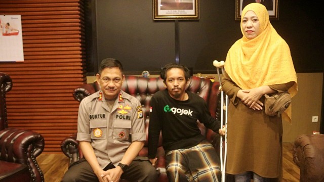 Kapolda Sulawesi Selatan, Irjen Guntur bertemu driver ojol yang tetabrak barracuda. Foto: Mirsan Simamora/kumparan