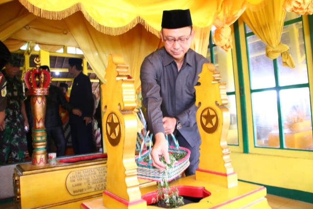 Wali Kota Pontianak, Edi Kamtono, menabur bunya di pemakaman Batu Layang, Pontianak. Foto: Dok Hi!Pontianak