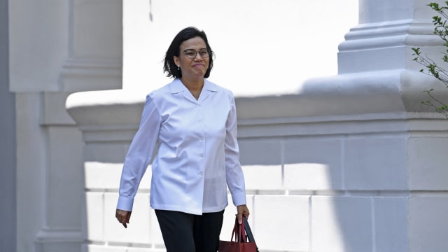 Mantan Menteri Keuangan Sri Mulyani Indrawati meninggalkan Kompleks Istana Kepresidenan di Jakarta, Selasa (22/10/2019). Foto: ANTARA FOTO/Puspa Perwitasari