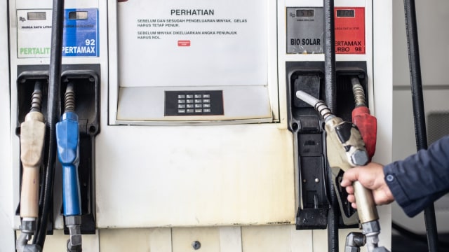 Petugas SPBU mengangkat nozzle bio solar di SPBU Coco, Jalan HR Rasuna Said, Jakarta, Selasa (22/10/2019). Foto: ANTARA FOTO/Aprillio Akbar