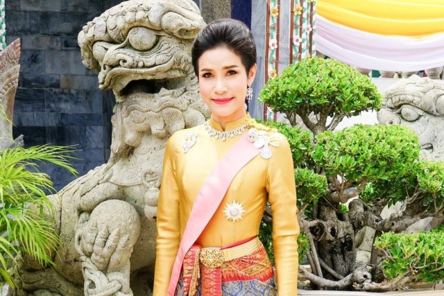 Jenderal Sineenat Wongvajirapakdi. Foto: Royal Household Bureau/Handout via REUTERS
