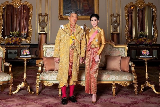 Raja Thailand Maha Vajiralongkorn (kiri) bersama Jenderal Sineenat Wongvajirapakdi. Foto: Royal Household Bureau/Handout via REUTERS