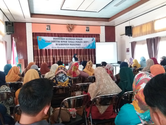 Dinas Kesehatan Kabupaten Majalengka, Jawa Barat menggelar penyuluhan keamanan pangan di aula koperasi Saluyu, Kabupaten Majalengka, Jawa Barat, Selasa (22/10). Penyuluhan ini untuk memperketat pengawasan dan memperbanyak edukasi terhadap pelaku industri rumah tangga pangan (IRTP). (Oki)