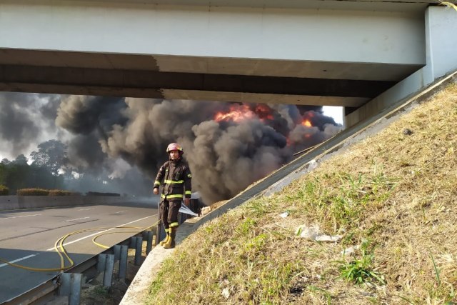 Kepulas asap dari pipa minyak yang terbakar di Cimahi. Foto: Rachmadi Rasyad/kumparan 