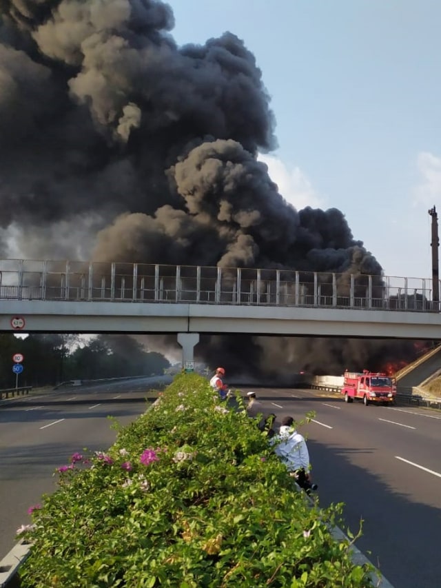 Kepulas asap dari pipa minyak yang terbakar di Cimahi. Foto: Rachmadi Rasyad/kumparan 