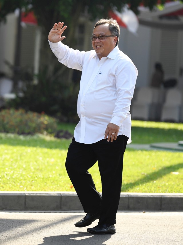 Bambang Brodjonegoro tiba melambaikan tangan saat tiba di Kompleks Istana Kepresidenan Jakarta. Foto: ANTARA FOTO/Puspa Perwitasari