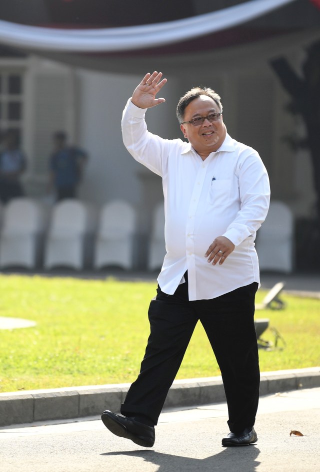 Bambang Brodjonegoro tiba melambaikan tangan saat tiba di Kompleks Istana Kepresidenan Jakarta. Foto: ANTARA FOTO/Puspa Perwitasari