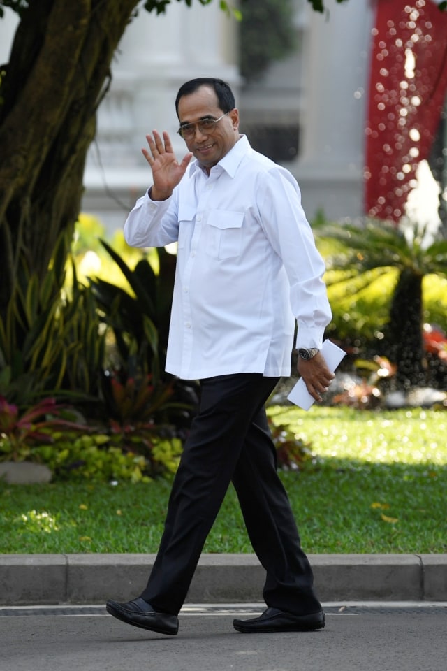 Budi Karya Sumadi melambaikan tangan saat tiba di Kompleks Istana Kepresidenan, Jakarta. Foto: ANTARA FOTO/Puspa Perwitasari