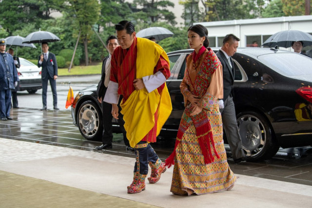 Raja Jigme Khesar Namgyel Wangchuck dan Ratu Jetsun Pema dari Bhutan. Foto: Carl Court/ POOL/ AFP