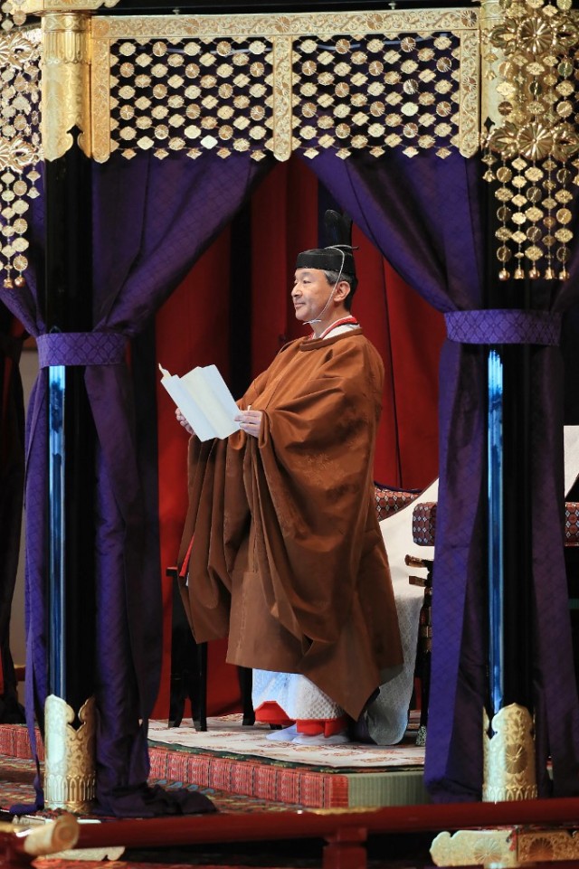 Penampilan Kaisar Naruhito saat prosesi penobatan. Foto: STR / Japan Pool via Jiji Press / AFP