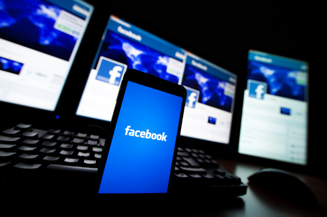 Ilustrasi Facebook Foto: Reuters/Valentin Flauraud