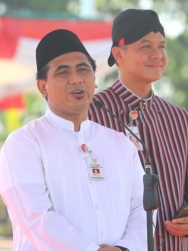 Gubernur Jawa Tengah, Ganjar Pranowo (kanan) dan wakilnya Taj Yasin Maimoen menghadiri upacara peringatan Hari Santri Nasional di Alun-alun Kabupaten Rembang. Foto: Dok. Humas Pemprov Jawa Tengah