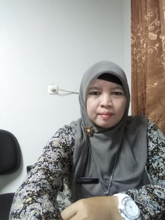 Sugianti tenaga honorer kategori II yang tidak diangkat menjadi PNS. Foto: Fachrul Irwinsyah/kumparan