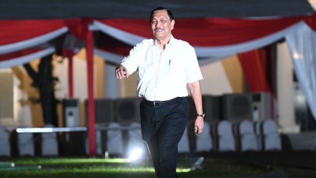 Mantan Menko Maritim Luhut Binsar Pandjaitan tiba di Kompleks Istana Kepresidenan di Jakarta, Selasa (22/10/2019).
 Foto: ANTARA FOTO/Wahyu Putro A