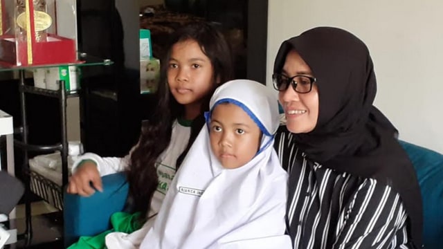 Anak perwira dan istrinya saat ditemui pihak Mabes Polri dan jajarannya. (Ayu MK/MG)