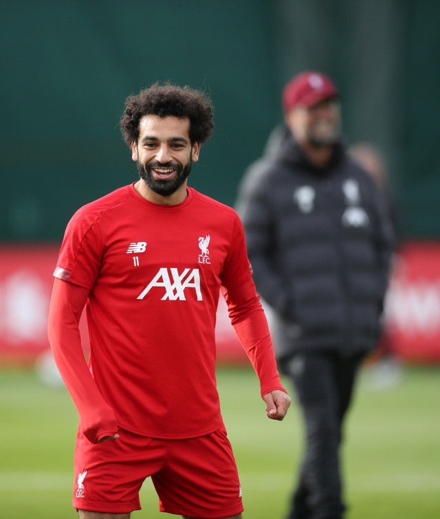 Mo Salah ikut berlatih jelang laga vs Genk. Foto: Reuters/Carl Recine