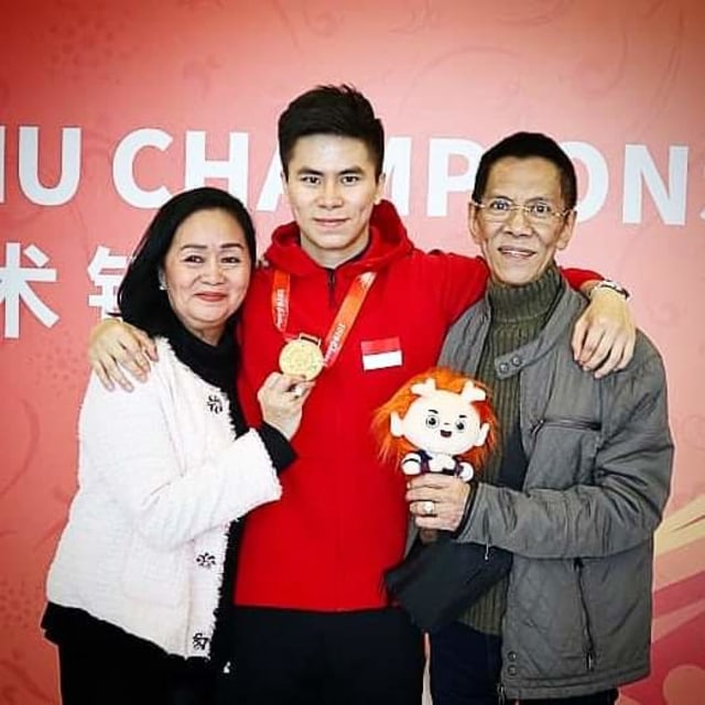 Edgar Xavier Marvelo berpose dengan kedua orang tuanya. Foto: Pengurus Besar Wushu Indonesia