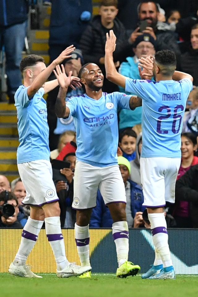 Raheem Sterling merayakan gol bersama Phil Foden (kiri) dan Riyad Mahrez (kanan). Foto: AFP/Paul Ellis