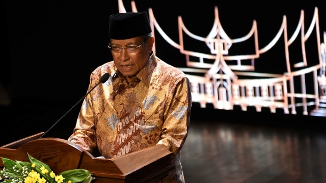 Ketua Umum Pengurus Besar Nahdlatul Ulama (PBNU) KH Said Aqil Siroj menyampaikan pidato kebudayaan di Gedung Kesenian Jakarta (GKJ), Jakarta, Selasa (22/10). Foto: ANTARA FOTO/Aditya Pradana Putra