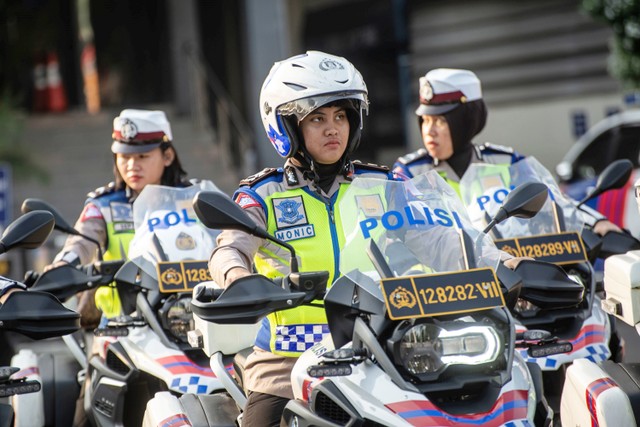 Sejumlah Polisi Lalu Lintas mengikuti Apel Gelar Pasukan Operasi Zebra Jaya 2019 di Lapangan Promoter Dit Lantas Polda Metro Jaya, Jakarta.  Foto: ANTARA FOTO/Aprillio Akbar