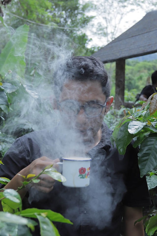 Ngopi langsung di kebunnya. Foto: Windy Phagta