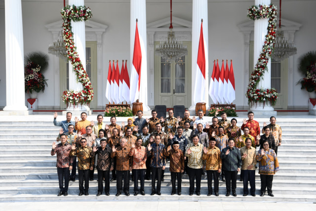 Presiden Joko Widodo didampingi Wapres Ma'ruf Amin berfoto dengan jajaran menteri Kabinet Indonesia Maju yang baru diperkenalkan di Istana Merdeka, Jakarta. Foto:  ANTARA FOTO/Puspa Perwitasari