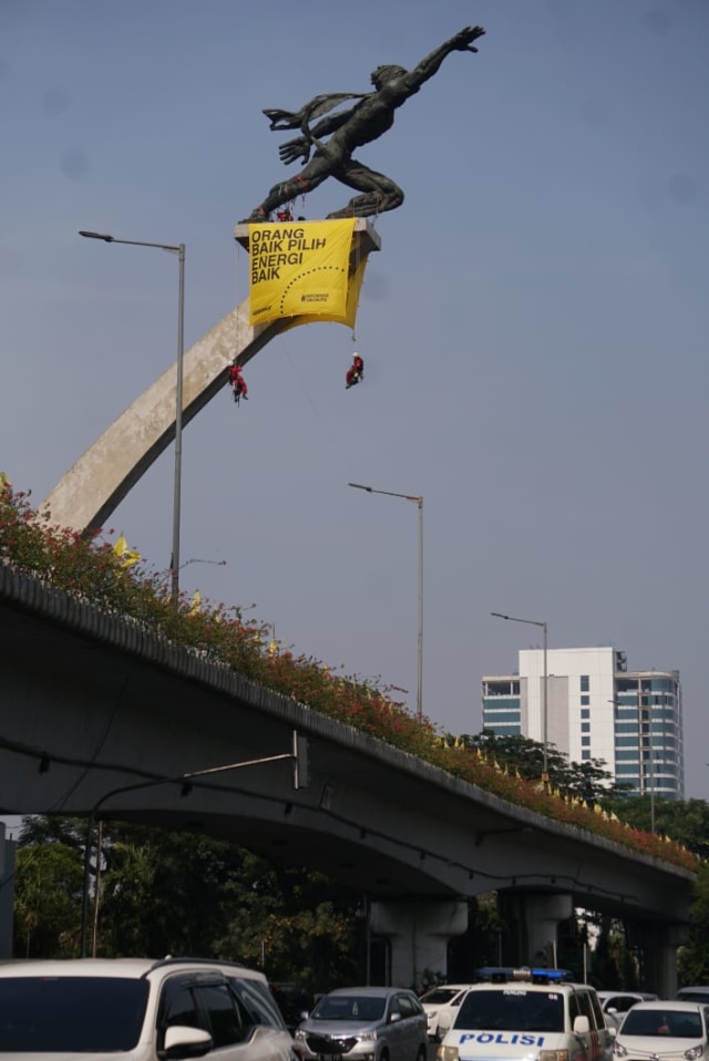 Aksi pemasangan spanduk di Patung Pancoran, Jakarta Pusat, pada Rabu (23/10). Foto: Fanny Kusumawardhani/kumparan