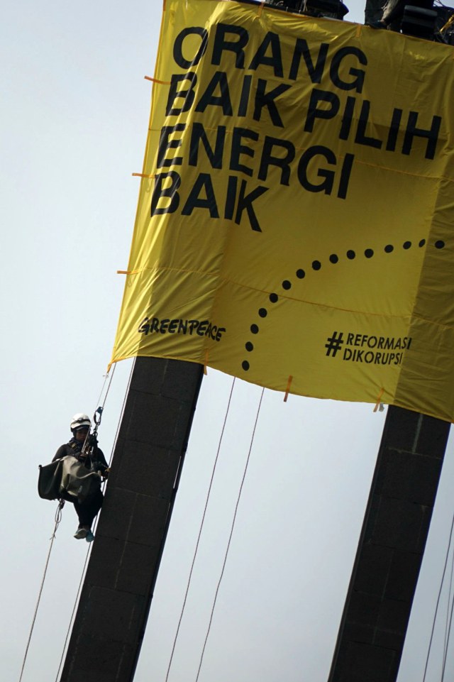 Aksi pemasangan spanduk di Bundaran HI, Jakarta Pusat, pada Rabu (23/10). Foto: Jamal Ramadhan/kumparan