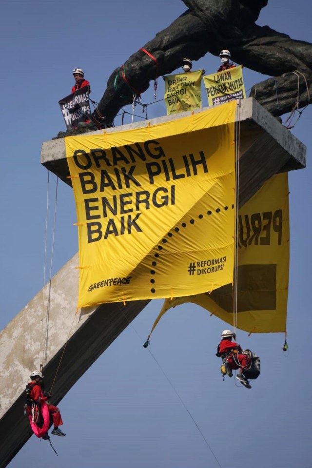 Aksi pemasangan spanduk di Patung Pancoran, Jakarta Pusat, pada Rabu (23/10). Foto: Fanny Kusumawardhani/kumparan