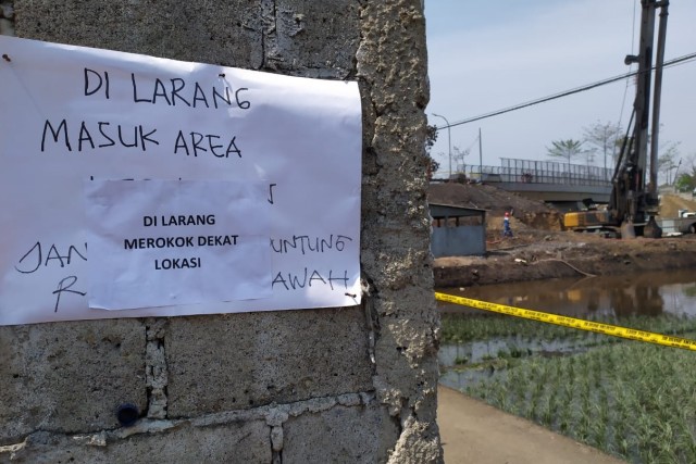 Tulisan dilarang masuk di area terbakarnya pipa minyak Pertamina di Cimahi.  Foto: Rachmadi Rasyad/kumparan