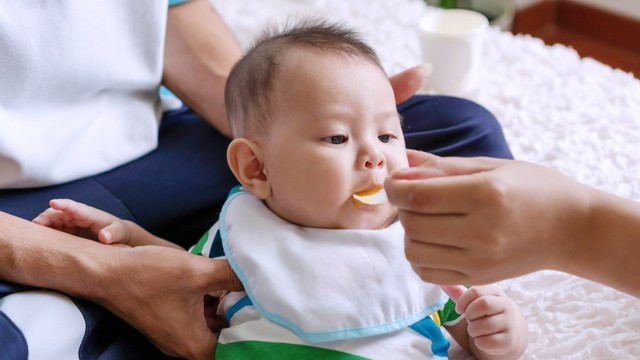 Ilustrasi bayi makan Foto: Shutterstock