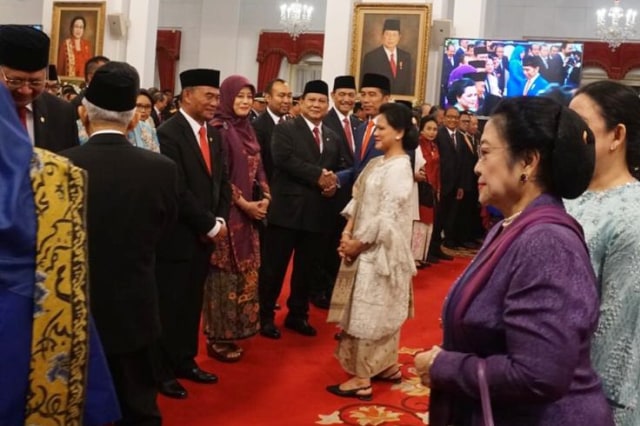 Presiden Joko Widodo (kedua kanan) berjabat tangan dengan Menteri pertahanan, Prabowo Subianto di Istana Merdeka. Foto: Kevin S. Kurnianto/kumparan 
