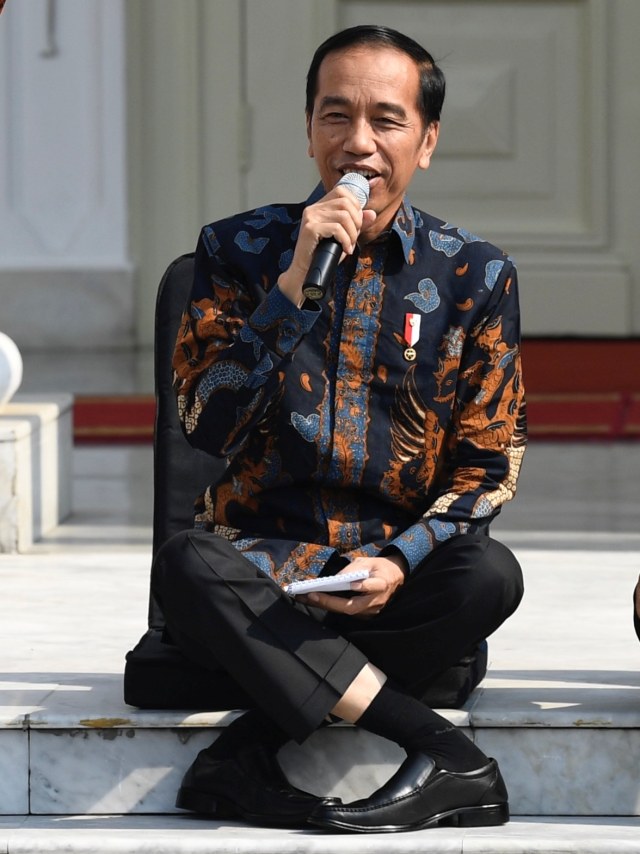Presiden Joko Widodo memperkenalkan jajaran menteri Kabinet Indonesia Maju di tangga beranda Istana Merdeka. Foto: ANTARA FOTO/Puspa Perwitasari