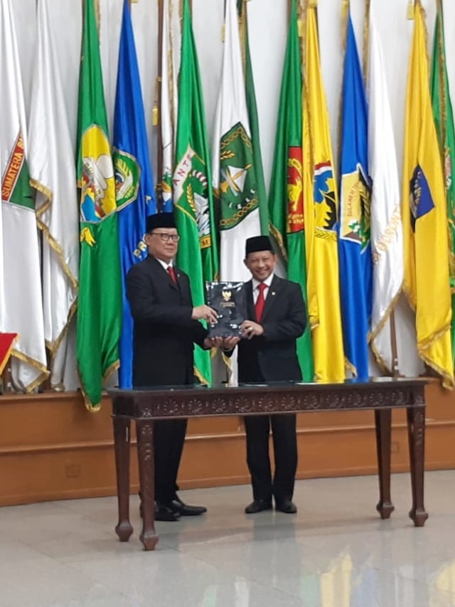 Sertijab Menteri Dalam Negeri Tjahjo Kumolo kepada Menteri Dalam Negeri yang baru Tito Karnavian.  Foto: Ricad Saka/kumparan 