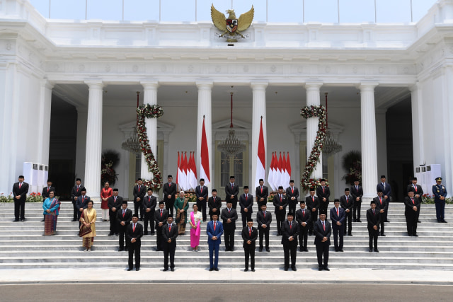 Presiden Joko Widodo didampingi Wapres Ma'ruf Amin berfoto bersama jajaran menteri Kabinet Indonesia Maju yang baru dilantik di Istana Merdeka, Jakarta.  Foto: ANTARA FOTO/Puspa Perwitasari