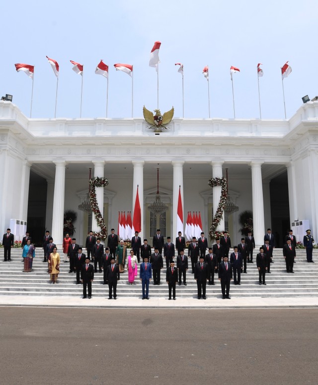 Presiden Joko Widodo didampingi Wapres Ma'ruf Amin berfoto bersama jajaran menteri Kabinet Indonesia Maju yang baru dilantik di Istana Merdeka, Jakarta.  Foto: ANTARA FOTO/Puspa Perwitasari