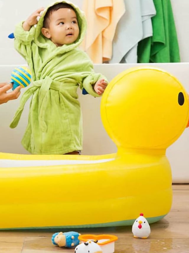 Ilustrasi bayi mandi dengan bak mandi tiup. Foto: Munchkin.com