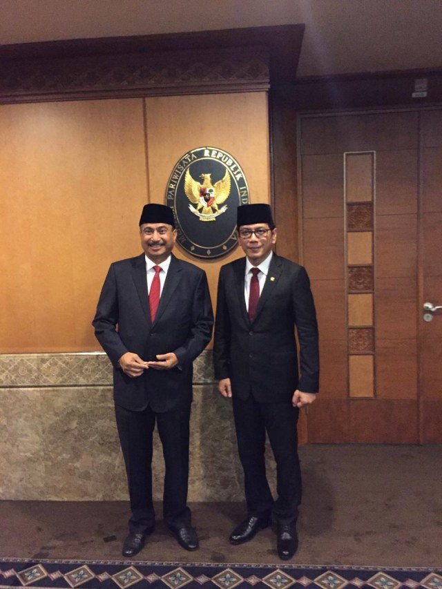 Menteri Pariwisata dan Ekonomi Kreatif, Wishnutama Kusubandio dan Menpar Periode 2014-2019 Arief Yahya. Foto: Gitario Vista Inasis/kumparan